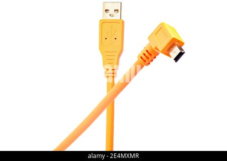 Cavo USB arancione isolato su sfondo bianco. Foto Stock