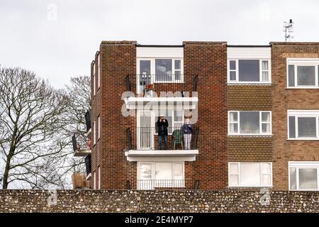 Lewes, Regno Unito. 24 gennaio 2021. Nessun fan ha permesso a terra, ma alcuni gestiscono ancora il miglior posto in casa. I fan che assistono alla partita del FA Women's Championship tra Lewes e Sheffield si sono Uniti alla Dripping Pan di Lewes. Credit: SPP Sport Press Photo. /Alamy Live News Foto Stock