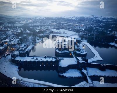 Caerphilly Castello circondato dalla neve nel Galles del Sud, Regno Unito Foto Stock