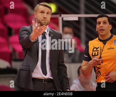 Bonn, Germania. 24 gennaio 2021. Telekom Dome, Basketball Bundesliga, Telekom cesti Bonn vs Hakro Merlins Cailsheim: Headcoach Tuomas Iisalo (Cailsheim) gesti. Credit: Juergen Schwarz/Alamy Live News Foto Stock