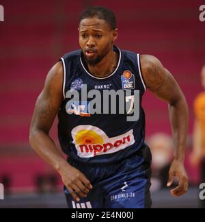 Bonn, Germania. 24 gennaio 2021. Telekom Dome, Basketball Bundesliga, Telekom cesti Bonn vs Hakro Merlins Cailsheim: Haywood Highsmith Jr. Guarda sopra. Credit: Juergen Schwarz/Alamy Live News Foto Stock