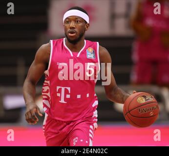 Bonn, Germania. 24 gennaio 2021. Telekom Dome, Basketball Bundesliga, Telekom cesti Bonn vs Hakro Merlins Cailsheim: Josh Hagins (Bonn) controlla la palla. Credit: Juergen Schwarz/Alamy Live News Foto Stock