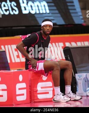 Bonn, Germania. 24 gennaio 2021. Telekom Dome, Basketball Bundesliga, Telekom cesti Bonn vs Hakro Merlins Cailsheim: Josh Hagins (Bonn) guarda sopra. Credit: Juergen Schwarz/Alamy Live News Foto Stock