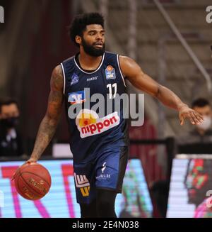 Bonn, Germania. 24 gennaio 2021. Telekom Dome, Basketball Bundesliga, Telekom cesti Bonn vs Hakro Merlins Cailsheim: Tim Coleman (Cailsheim) controlla la palla. Credit: Juergen Schwarz/Alamy Live News Foto Stock