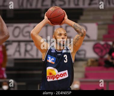 Bonn, Germania. 24 gennaio 2021. Telekom Dome, Basketball Bundesliga, Telekom cesti Bonn vs Hakro Merlins Cailsheim: Maurice Stuckey (Cailsheim) controlla la palla. Credit: Juergen Schwarz/Alamy Live News Foto Stock