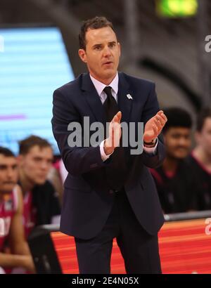 Bonn, Germania. 24 gennaio 2021. Telekom Dome, Basketball Bundesliga, Telekom cesti Bonn vs Hakro Merlins Cailsheim: Headcoach William Voigt (Bonn) applaude. Credit: Juergen Schwarz/Alamy Live News Foto Stock