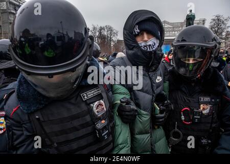 Mosca, Russia. 23 gennaio 2021 gli agenti di polizia di Riot detenevano un giovane uomo in un rally insanzionato a sostegno del leader russo dell'opposizione Alexei Navalny in piazza Pushkinskaya nel centro di Mosca, Russia Foto Stock