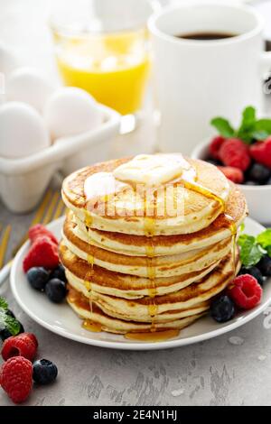 Frittelle soffici al latticello con sciroppo Foto Stock
