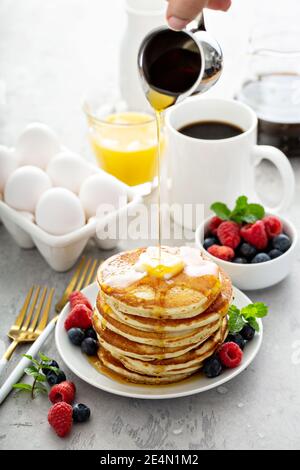 Frittelle soffici al latticello con sciroppo Foto Stock