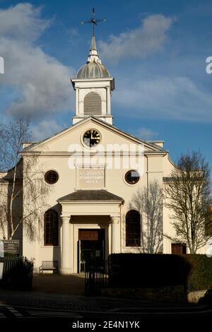 St John's Downshire Hill, una cappella proprietaria e chiesa anglicana ad Hampstead. Architettura reggenza, stucco e facciata color crema con colonne portico doriche. Foto Stock