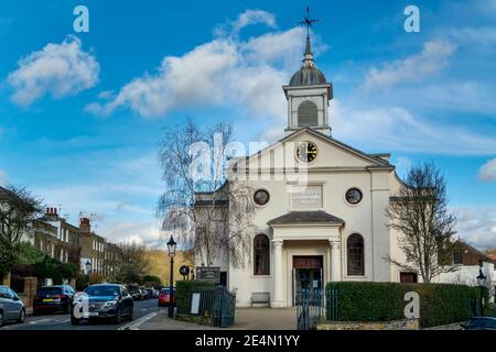 St John's Downshire Hill, una cappella proprietaria e chiesa anglicana ad Hampstead. Architettura reggenza, stucco e facciata color crema con colonne portico doriche. Foto Stock