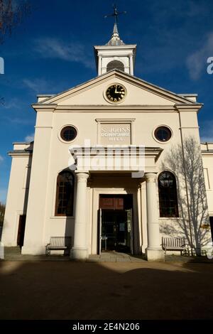 St John's Downshire Hill, una cappella proprietaria e chiesa anglicana ad Hampstead. Architettura reggenza, stucco e facciata color crema con colonne portico doriche. Foto Stock