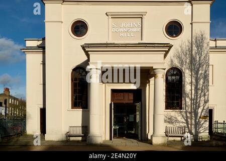 St John's Downshire Hill, una cappella proprietaria e chiesa anglicana ad Hampstead. Architettura reggenza, stucco e facciata color crema con colonne portico doriche. Foto Stock