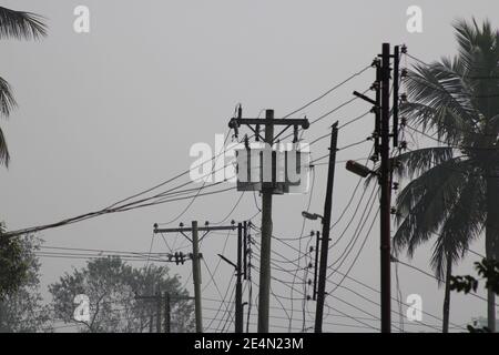 Trasmettitore di potenza elettrica sul bastone foto cattura a Dhaka, Bangladesh. Foto Stock