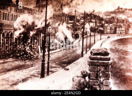 Il bombardamento di Scarborough da parte di una corazzata tedesca come raffigurato da un artista del tempo. È iniziato alle 8:00 mercoledì 16 dicembre 1914, mentre due corazzate tedesche, Derfflinger e von der Tann, hanno bombardato la città costiera dello Yorkshire di Scarborough, Yorkshire, Regno Unito. L'attacco durò circa un'ora con oltre 500 conchiglie che distruggevano edifici e parte del castello (visto qui in alto a destra). 17 residenti sono stati uccisi e molti altri feriti. I tedeschi continuarono ad attaccare Whitby e Hartlepool in modo simile lo stesso giorno. Questa foto mostra il litorale della città con la spiaggia sulla destra. Foto Stock