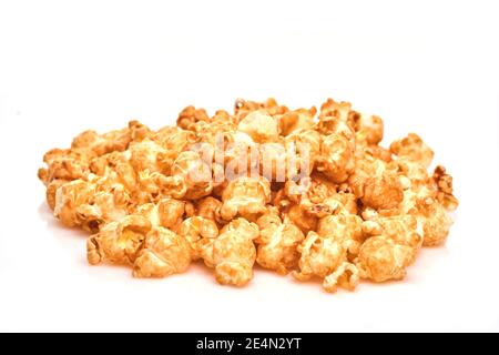 Mazzo di popcorn fresco primo piano su bianco. Popcorn dolce al caramello. Vista dall'alto Foto Stock