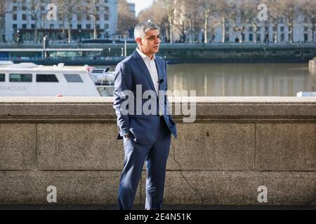 Londra, Regno Unito. 22 gennaio 2021. Il Sindaco di Londra Sadiq Khan dà un'intervista televisiva accanto al London Eye. Credito: Waldemar Sikora Foto Stock