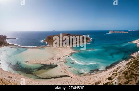 Creta Grecia, laguna di Balos sull'isola di Creta, Grecia. I turisti si rilassano e si bagni nelle acque cristalline della spiaggia di Balos. Grecia Foto Stock