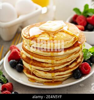 Frittelle soffici al latticello con sciroppo Foto Stock