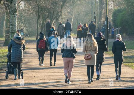 Coppie di persone camminano di domenica durante il blocco Foto Stock