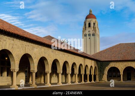 Hoover Tower tramite il Memorial Court of Main Quad in Università di Stanford Foto Stock