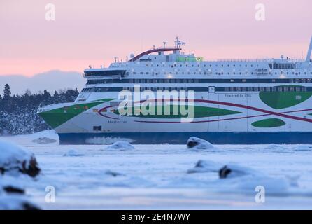 Helsinki, Finlandia - 16 gennaio 2021: Traghetto Tallink M/S Megastar in arrivo da Tallinn a Helsinki in condizioni invernali estremamente fredde. Foto Stock