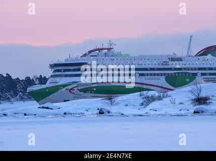 Helsinki, Finlandia - 16 gennaio 2021: Traghetto Tallink M/S Megastar in arrivo da Tallinn a Helsinki in condizioni invernali estremamente fredde. Foto Stock