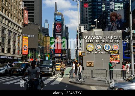 USA, New York City, Manhattan, Broadway e Times Square, reclutamento dell'esercito, stazione di reclutamento delle forze armate statunitensi Foto Stock