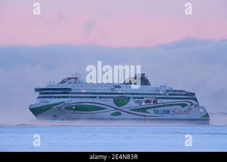 Helsinki, Finlandia - 16 gennaio 2021: Traghetto Tallink M/S Megastar in arrivo da Tallinn a Helsinki in condizioni invernali estremamente fredde. Foto Stock