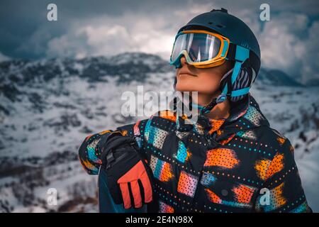 Snowboarder si prepara a scendere dalla montagna. Ritratto di Happy Active Girl godendo bella stazione sciistica invernale Foto Stock