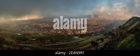 Vista panoramica della bellissima Valle. Città montagnosa coperta di nuvole. Libano. Foto Stock