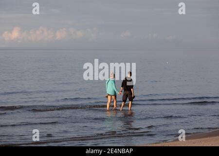 Stegna, Polonia - 4 settembre 2020: Passeggiata romantica di una coppia innamorata sulla spiaggia di Stegna, Pomerania. Polonia Foto Stock