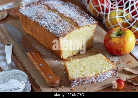 scatola torta di mele su tavola di legno Foto Stock