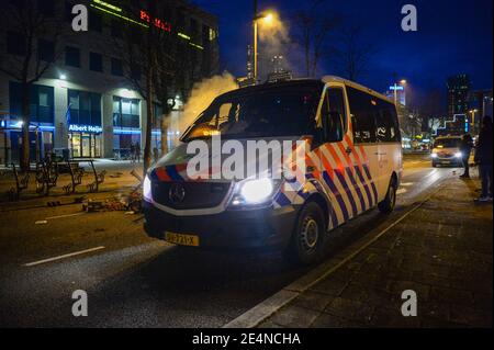 EINDHOVEN, PAESI BASSI - GENNAIO 24: La polizia è vista nei pressi di un mucchio di biciclette nel centro della città vicino alla stazione centrale di Eindhoven il 24 gennaio 2021 a Eindhoven, Paesi Bassi, dopo una protesta proibita contro le misure del coronavirus trasformate in rivolte. La polizia ha sgombrato la zona in e intorno alla stazione centrale dopo che i tiratori hanno saccheggiato un supermercato e si sono posti in primo piano per un'auto. (Foto di Joris Verwijst/BSR Agency/Alamy Live News) Foto Stock