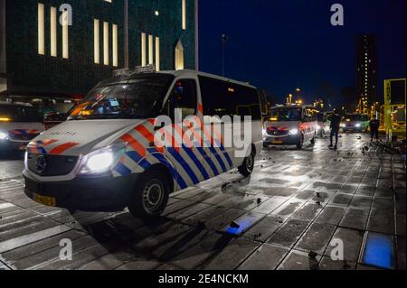 EINDHOVEN, PAESI BASSI - GENNAIO 24: La polizia è vista nel centro della città vicino alla stazione centrale di Eindhoven il 24 gennaio 2021 a Eindhoven, Paesi Bassi dopo una protesta proibita contro le misure di coronavirus trasformate in rivolte. La polizia ha sgombrato la zona in e intorno alla stazione centrale dopo che i tiratori hanno saccheggiato un supermercato e si sono posti in primo piano per un'auto. (Foto di Joris Verwijst/BSR Agency/Alamy Live News) Foto Stock