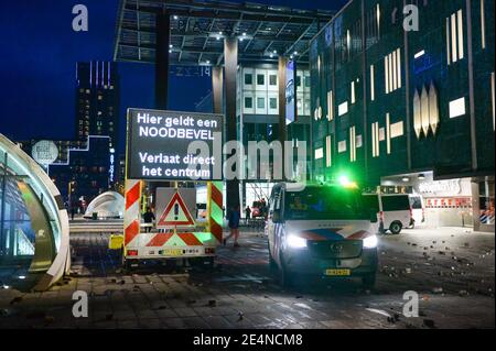 EINDHOVEN, PAESI BASSI - GENNAIO 24: La polizia è vista nel centro della città vicino alla stazione centrale di Eindhoven il 24 gennaio 2021 a Eindhoven, Paesi Bassi dopo una protesta proibita contro le misure di coronavirus trasformate in rivolte. La polizia ha sgombrato la zona in e intorno alla stazione centrale dopo che i tiratori hanno saccheggiato un supermercato e si sono posti in primo piano per un'auto. (Foto di Joris Verwijst/BSR Agency/Alamy Live News) Foto Stock