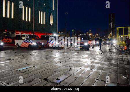 EINDHOVEN, PAESI BASSI - GENNAIO 24: La polizia è vista nel centro della città vicino alla stazione centrale di Eindhoven il 24 gennaio 2021 a Eindhoven, Paesi Bassi dopo una protesta proibita contro le misure di coronavirus trasformate in rivolte. La polizia ha sgombrato la zona in e intorno alla stazione centrale dopo che i tiratori hanno saccheggiato un supermercato e si sono posti in primo piano per un'auto. (Foto di Joris Verwijst/BSR Agency/Alamy Live News) Foto Stock