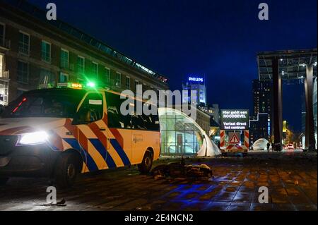 EINDHOVEN, PAESI BASSI - GENNAIO 24: La polizia è vista nel centro della città vicino alla stazione centrale di Eindhoven il 24 gennaio 2021 a Eindhoven, Paesi Bassi dopo una protesta proibita contro le misure di coronavirus trasformate in rivolte. La polizia ha sgombrato la zona in e intorno alla stazione centrale dopo che i tiratori hanno saccheggiato un supermercato e si sono posti in primo piano per un'auto. (Foto di Joris Verwijst/BSR Agency/Alamy Live News) Foto Stock