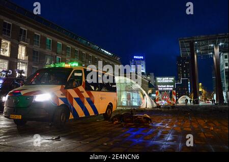 EINDHOVEN, PAESI BASSI - GENNAIO 24: La polizia è vista nel centro della città vicino alla stazione centrale di Eindhoven il 24 gennaio 2021 a Eindhoven, Paesi Bassi dopo una protesta proibita contro le misure di coronavirus trasformate in rivolte. La polizia ha sgombrato la zona in e intorno alla stazione centrale dopo che i rioters hanno saccheggiato un supermercato e hanno messo il fuoco ad un automobile. (Foto di Joris Verwijst/BSR Agency/Alamy Live News) Foto Stock