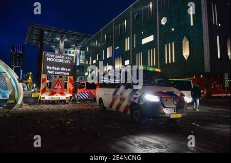 EINDHOVEN, PAESI BASSI - GENNAIO 24: La polizia è vista nel centro della città vicino alla stazione centrale di Eindhoven il 24 gennaio 2021 a Eindhoven, Paesi Bassi dopo una protesta proibita contro le misure di coronavirus trasformate in rivolte. La polizia ha sgombrato la zona in e intorno alla stazione centrale dopo che i tiratori hanno saccheggiato un supermercato e si sono posti in primo piano per un'auto. (Foto di Joris Verwijst/BSR Agency/Alamy Live News) Foto Stock