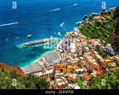 Paesaggio con vista aerea della città di Atrani sulla famosa Costiera amalfitana, Italia Foto Stock