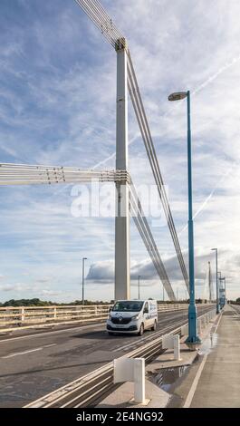 Furgone sull'autostrada M4 sul ponte Severn a Chepstow, Galles, Regno Unito Foto Stock