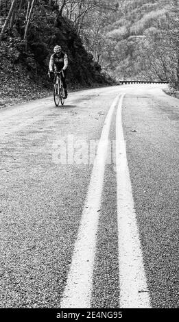 Un ciclista corre sulla Blue Ridge Parkway vicino ad Asheville, NC, USA Foto Stock