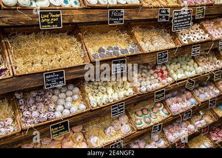 Sali da bagno e profumi in vendita in negozio, Abergavenny, Galles, Regno Unito Foto Stock