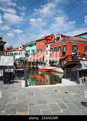 Venezia, Italia - 02 settembre 2018: Foto grandangolare dell'esterno colorato di un edificio italiano in un famoso centro cittadino situato nell'isola di Burano Foto Stock