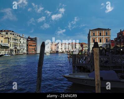 Venezia, Italia - 02 settembre 2018: Un'immagine grandangolare dell'esterno colorato dell'edificio sul Canal Grande vicino al ponte di Rialto contro il cielo blu chiaro Foto Stock