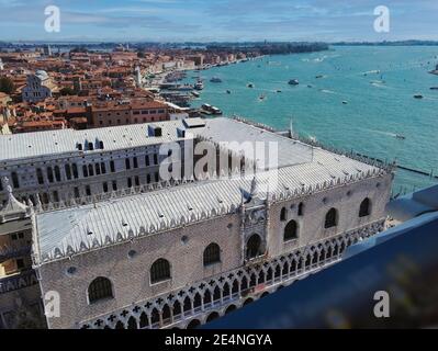 Venezia, Italia - 02 settembre 2018: Drone aereo grandangolare della città di Venezia contro il mare mediterraneo e il cielo azzurro Foto Stock