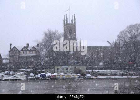 Chiesa di St Mary a Hampton durante la neve pesante, vista da Sadlers Ride, Hurst Park, East Molesey, Surrey, Inghilterra, Gran Bretagna, Regno Unito, Europa Foto Stock