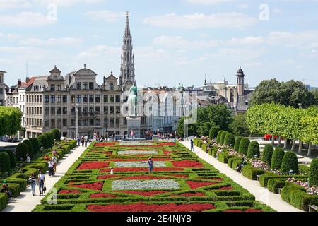 Vista del giardino del Mont des Arts con la guglia del municipio sullo sfondo a Bruxelles, Belgio Foto Stock