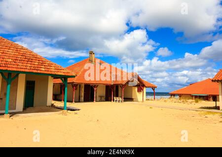 Abbandonato vecchio ospitato con tetti di tegole rosse sulla duna di sabbia sopra l'oceano in Landes, Francia Foto Stock